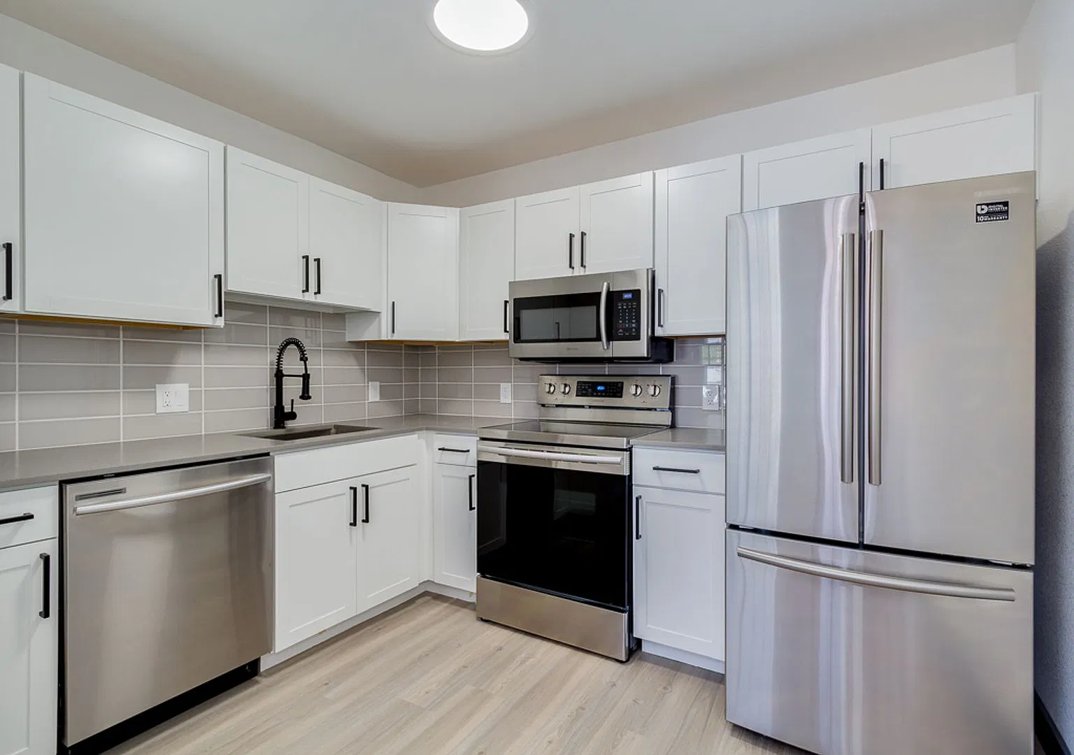 Old Town Scottsdale 2BR Apartment with Washer/Dryer, Pool & Spa First Month FREE! — Photo 2