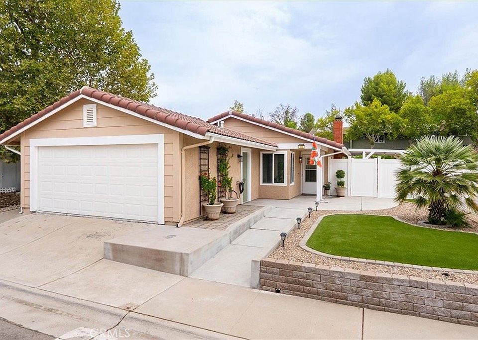 1st image of 205 Honeysuckle Ln