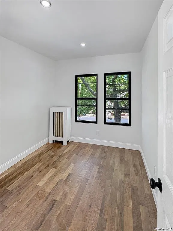 3 bed, 1.0 bath, 900 sqft, $3,000 — Photo 3