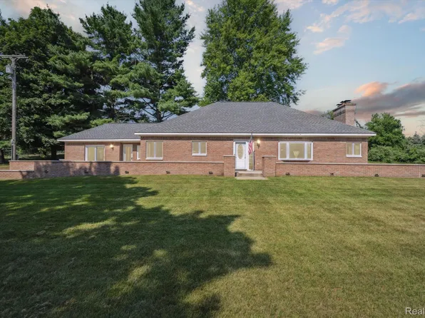 3140 Pingree Rd, Howell, MI 48843