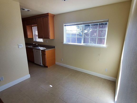 3rd image of 693 Hutchings Dr