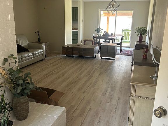 Open floor plan Vaulted ceiling
