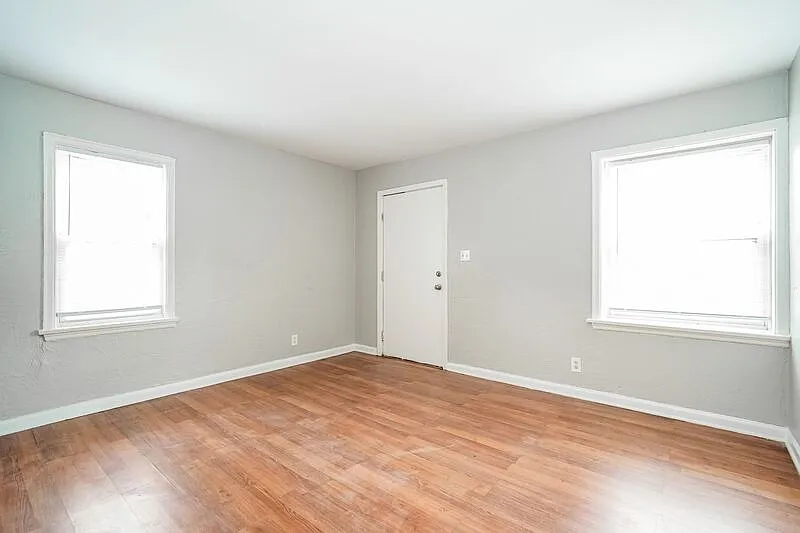 2 bed, 1.0 bath, $995 — Photo 2