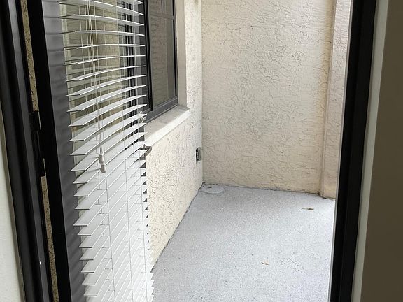 5th image of 10070 NW 99th Ave #102