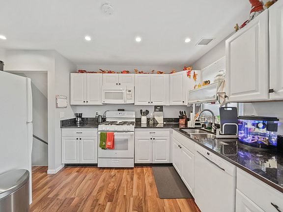 5th image of 11 Knollwood Dr