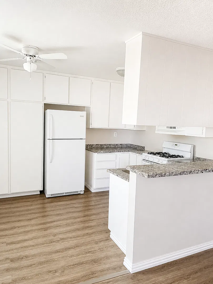2 Bedroom Available in Victorville - Gated Complex w/ Pool, Large Spacious Apartment — Photo 4