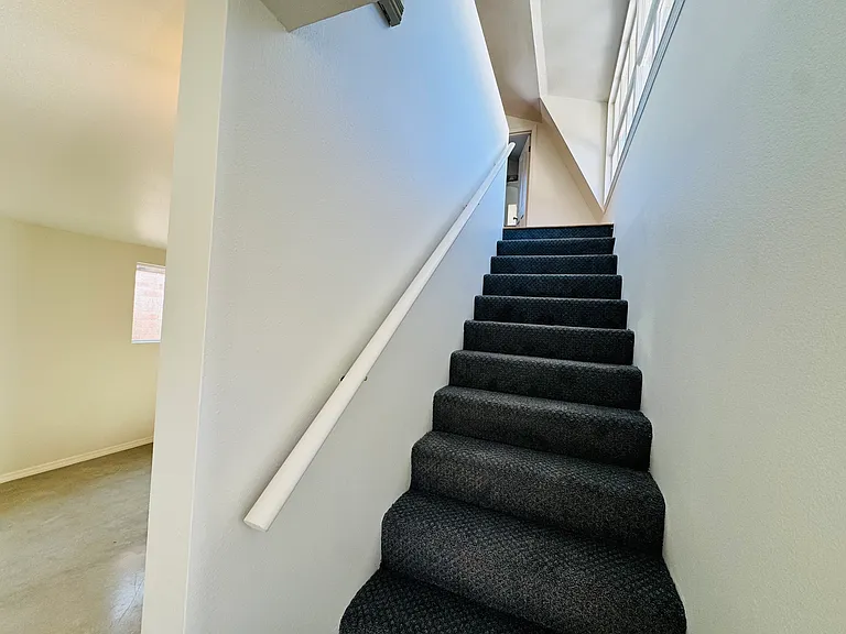 471 1/2 Ellis St — Photo 4