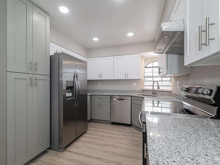 117 Dorchester Ct — Photo 2