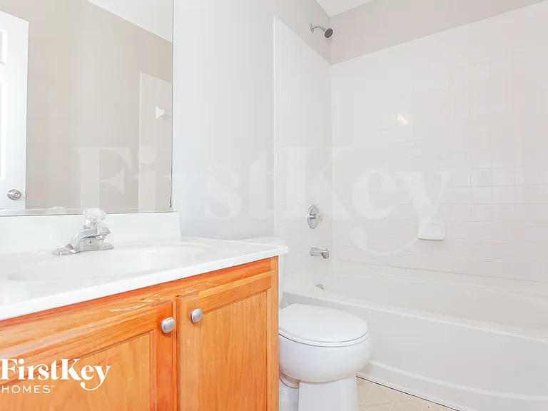 2422 Fairstone Ave — Photo 14