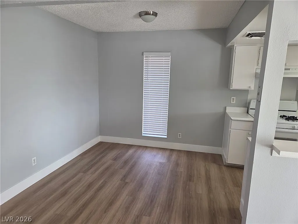 3 bed, 2.0 bath, 1125 sqft, $1,300 — Photo 2