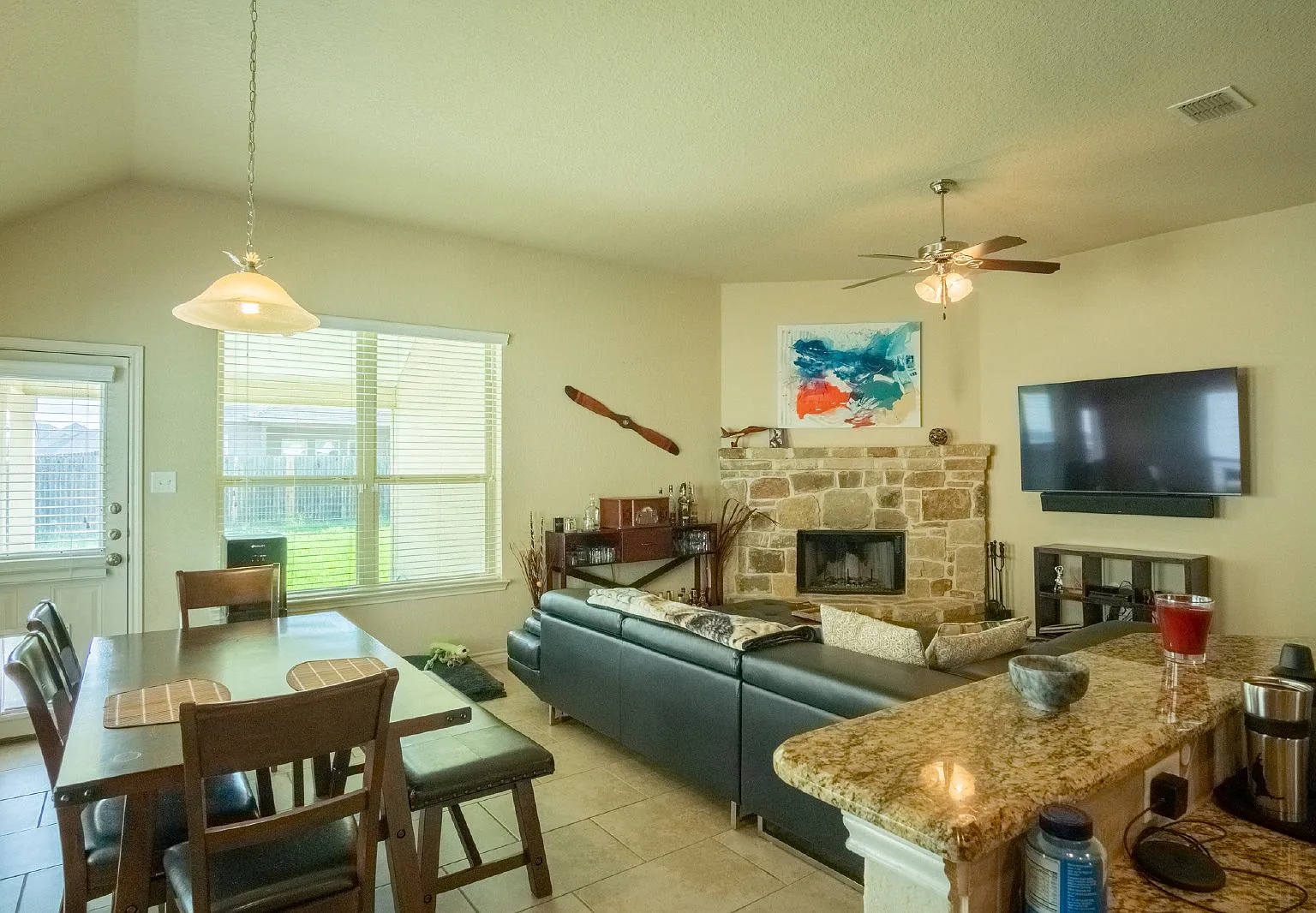 3 bed, 2.0 bath, 1774 sqft, $1,900 — Photo 2