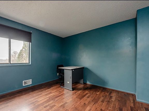 4th image of 16 Surrey Hill Way