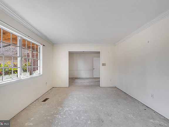 3rd image of 216 Emerald Hill Dr