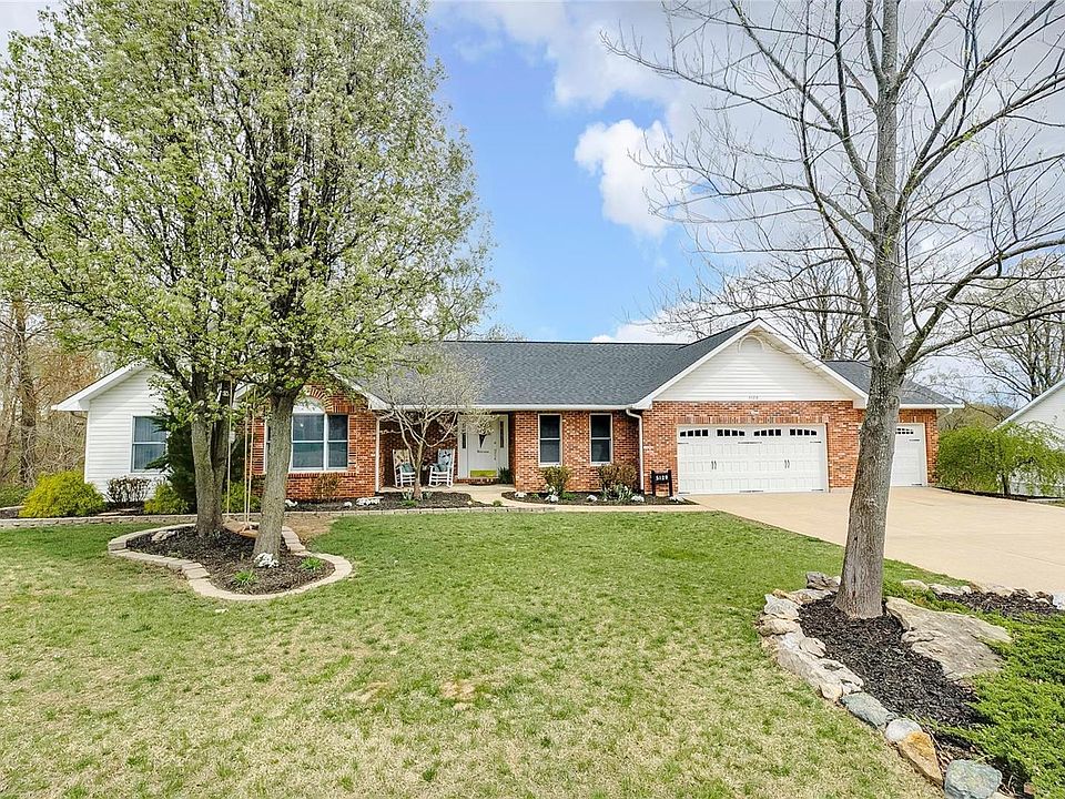 Welcome to 5129 Dominion Dr... such great curb appeal!