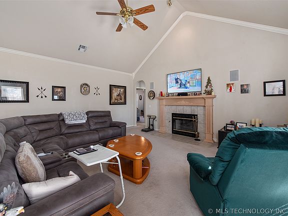 5th image of 403 Honeysuckle Dr
