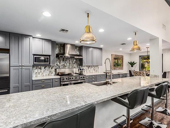 4th image of 2611 E Beekman Pl