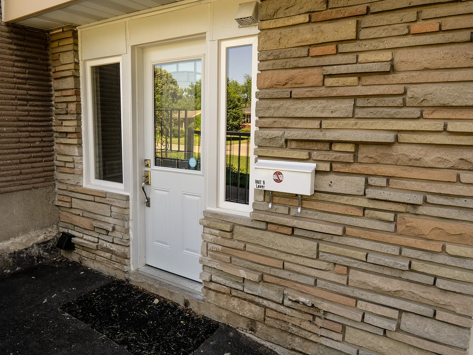 16 Armour Drive, Unit C, Welland — Photo 1