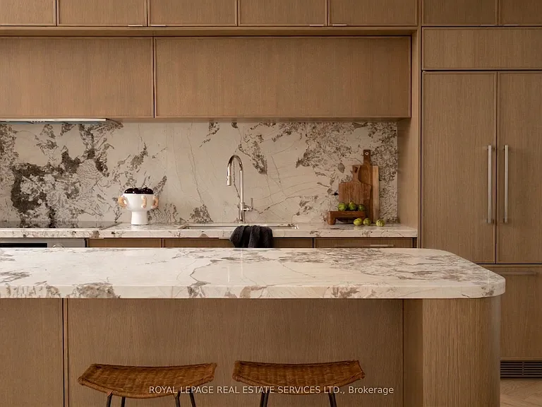 32 Rowanwood Ave #4 — Photo 2