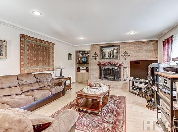 5th image of 613 Winterhaven Dr