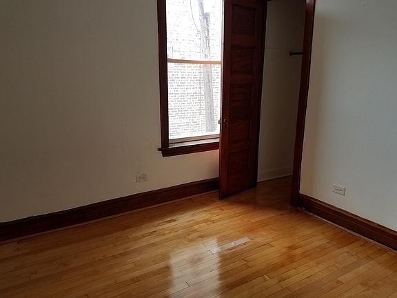 4th image of 2844 N Sacramento Ave Uppr 1