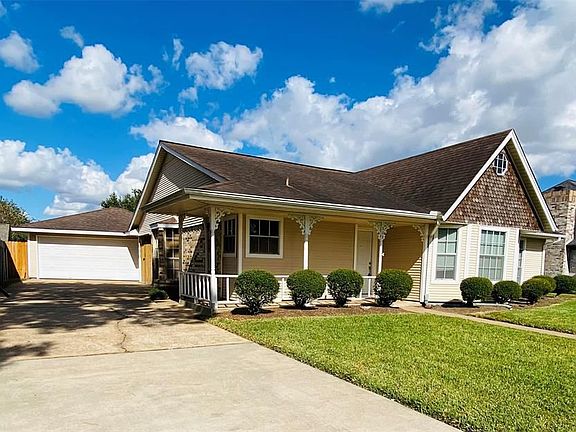 2nd image of 302 Yorkshire Ct