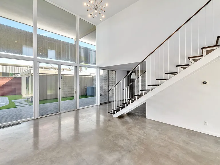1615 E Maryland Ave — Photo 3
