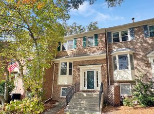 38 Carriage House Cir, Alexandria, VA 22304