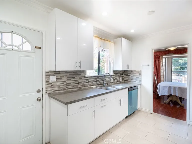 5034 Newcastle Ave — Photo 3