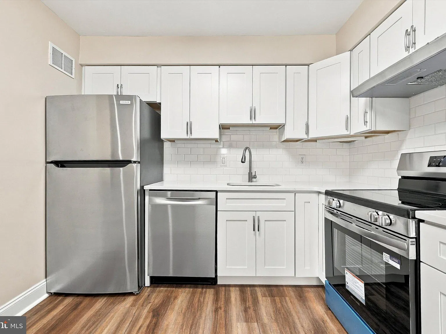 2 bed, 1.5 bath, 1320 sqft, $2,350 — Photo 3