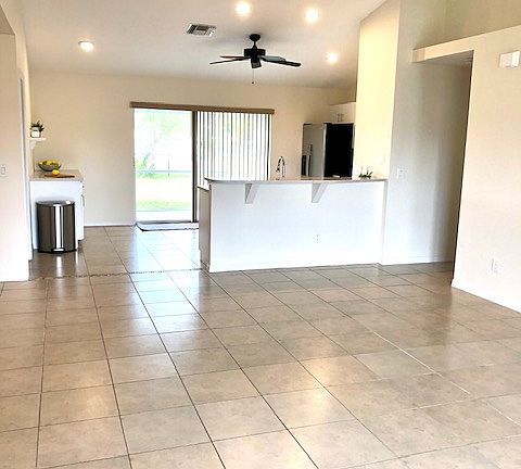 3rd image of 405 SW 43rd St