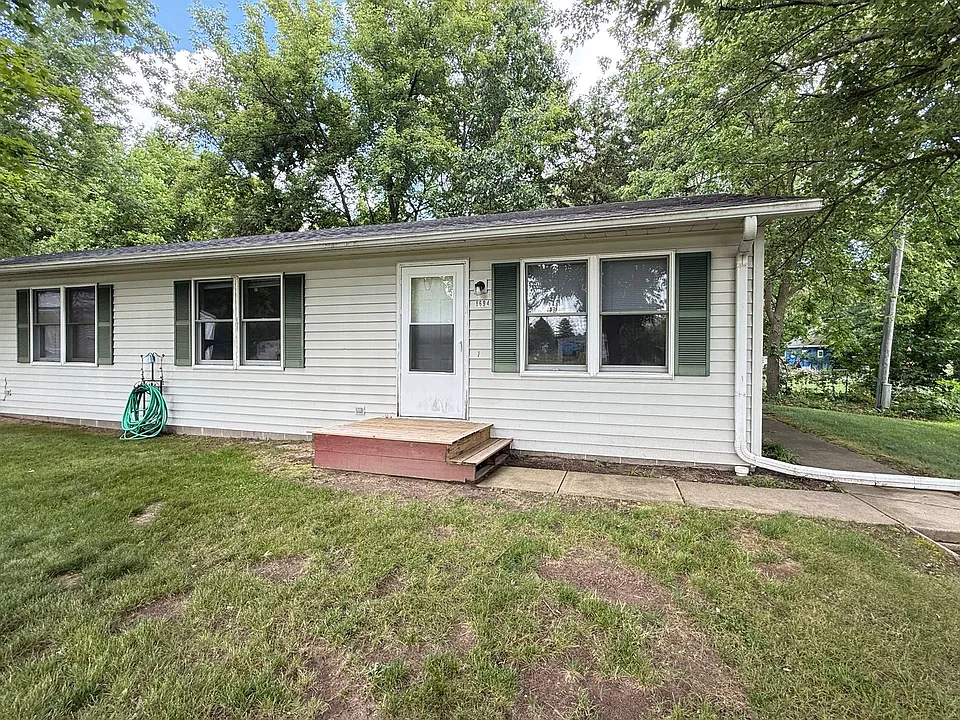 8694-8696 N Stoney Lake Rd
