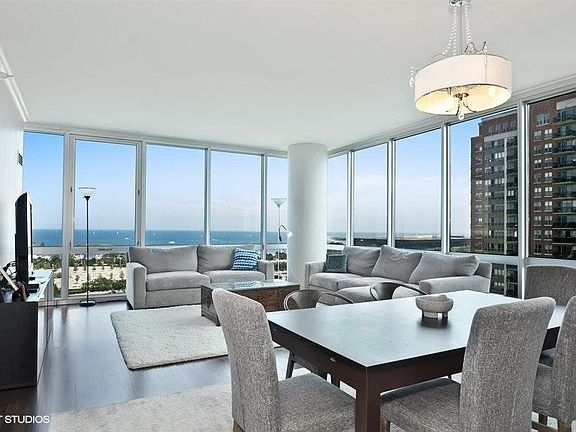 4th image of 1629 S Prairie Ave Unit 1505