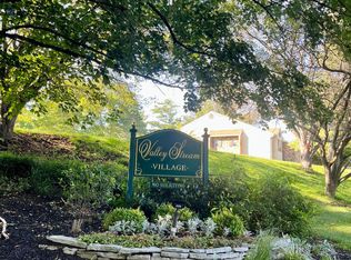 296 Valley Stream Ln, Wayne, PA 19087