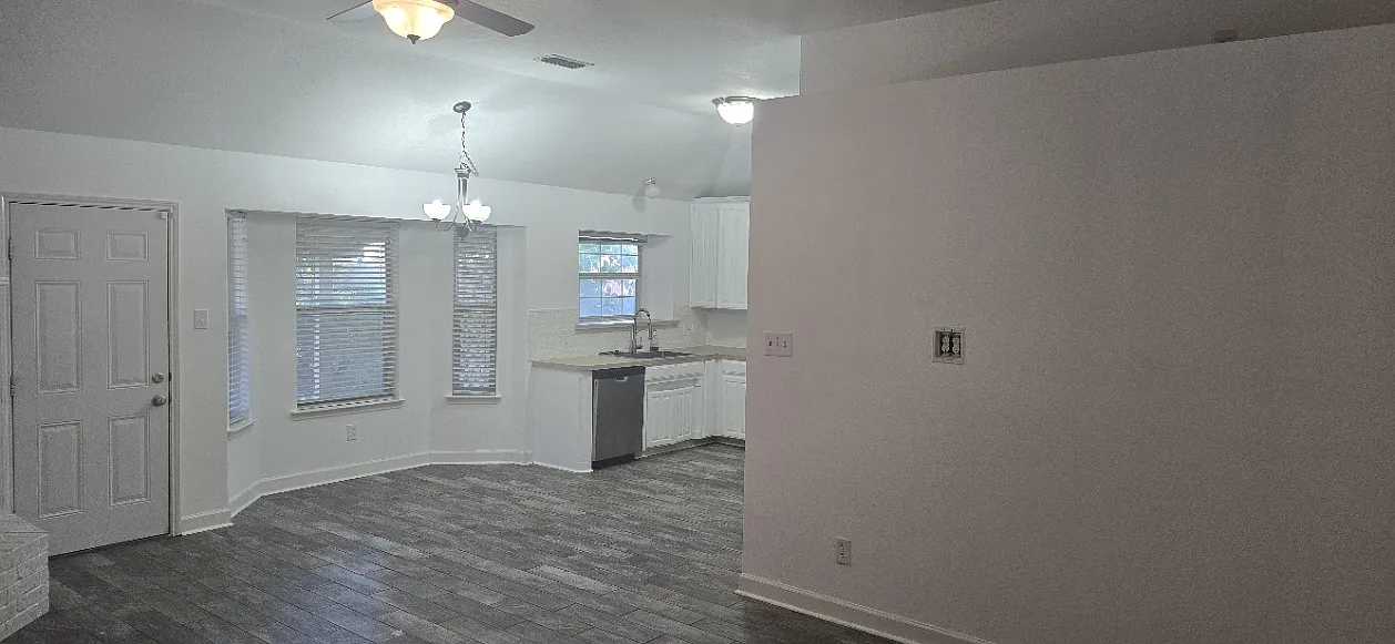 3 bed, 1302 sqft, $2,150 — Photo 2