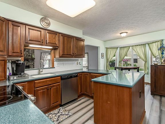 3rd image of 4980 Vicksburg Ln