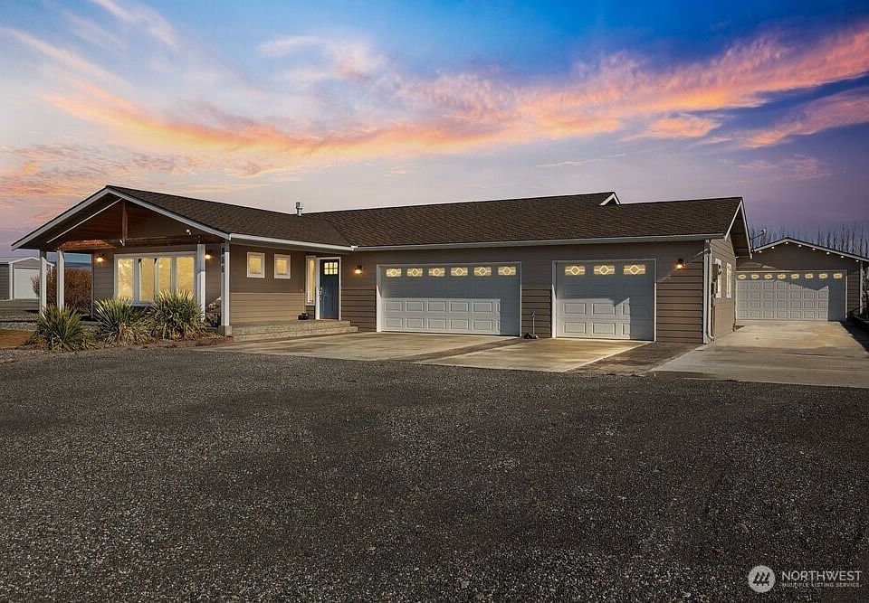 1st image of 844 Desert Aire Dr SW