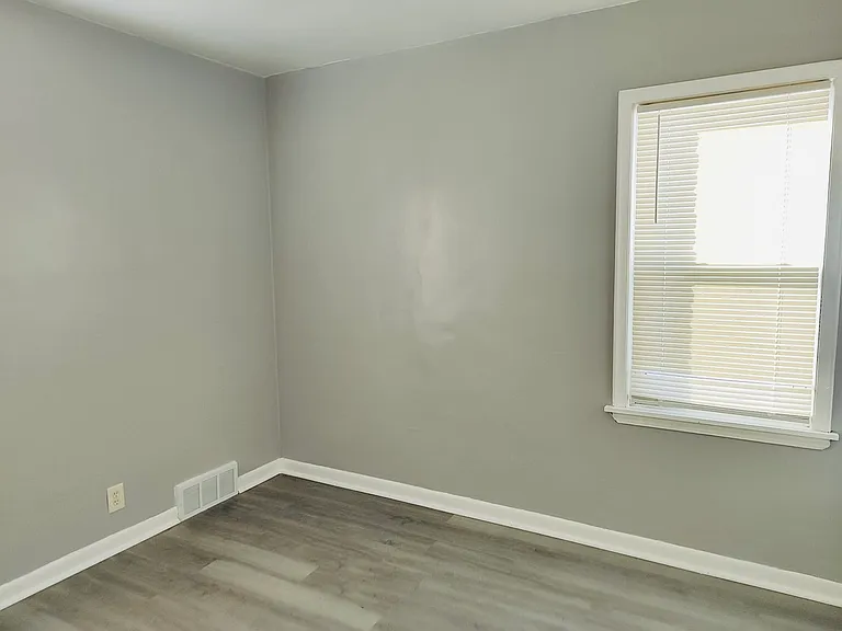 19345 Plainview Ave — Photo 9