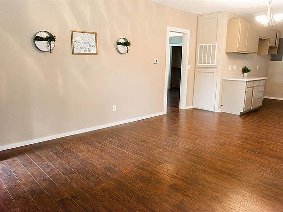 5th image of 206 E York Ave