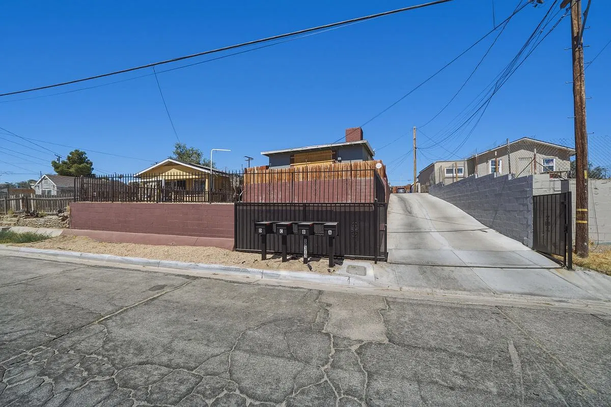 2 bed, 1.0 bath, 728 sqft, $1,500 — Photo 3