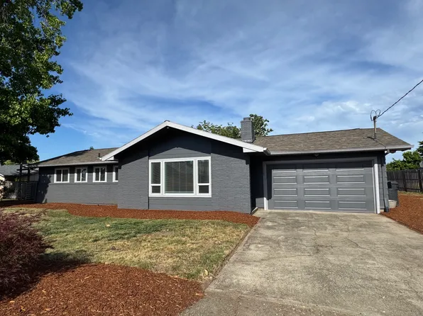 22246 SW Hall St, Sherwood, OR 97140
