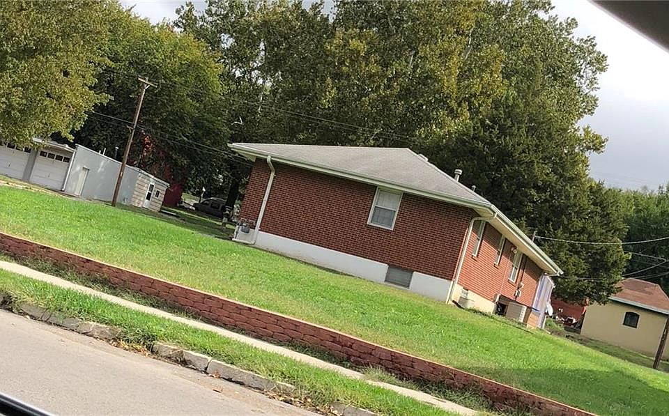 2nd image of 904 Locust St