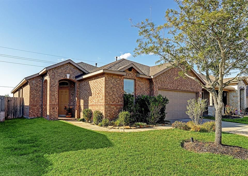 Welcome to 4311 Barchetta Trails located in the stunning Ventana Lakes!