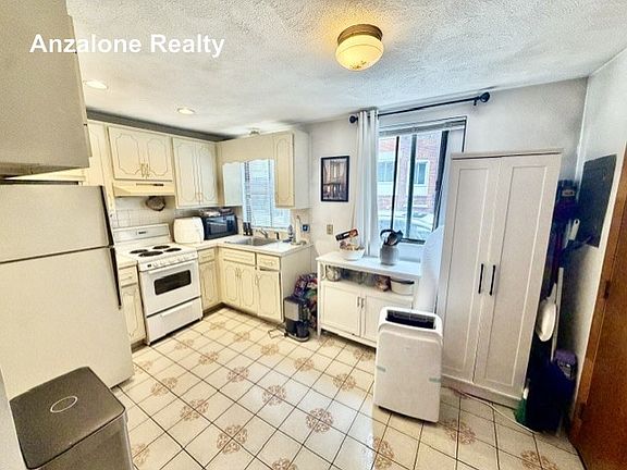 3rd image of 22 Thacher St APT 3