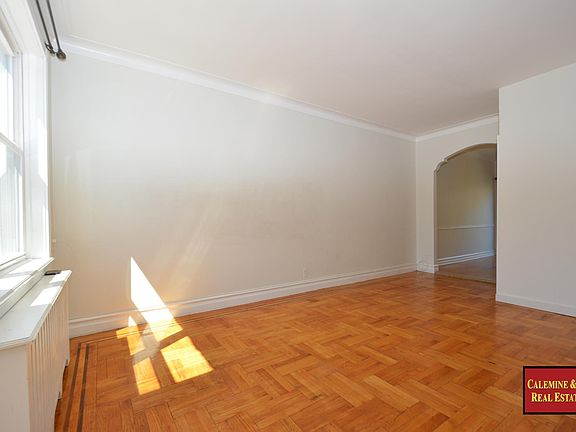 4th image of 639A Crawford Ave