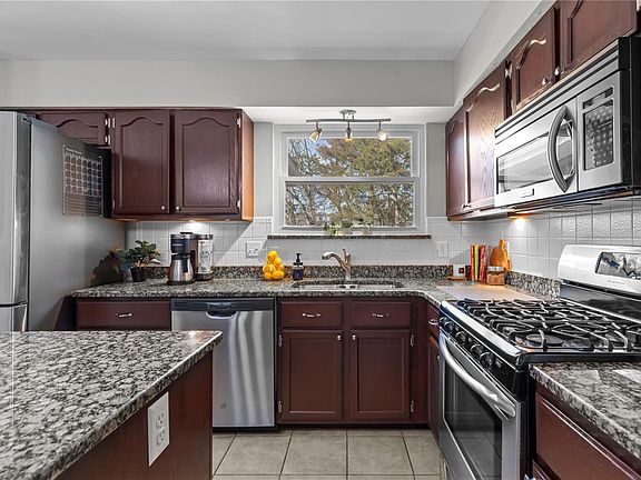 5th image of 7 Feise Forest Ct
