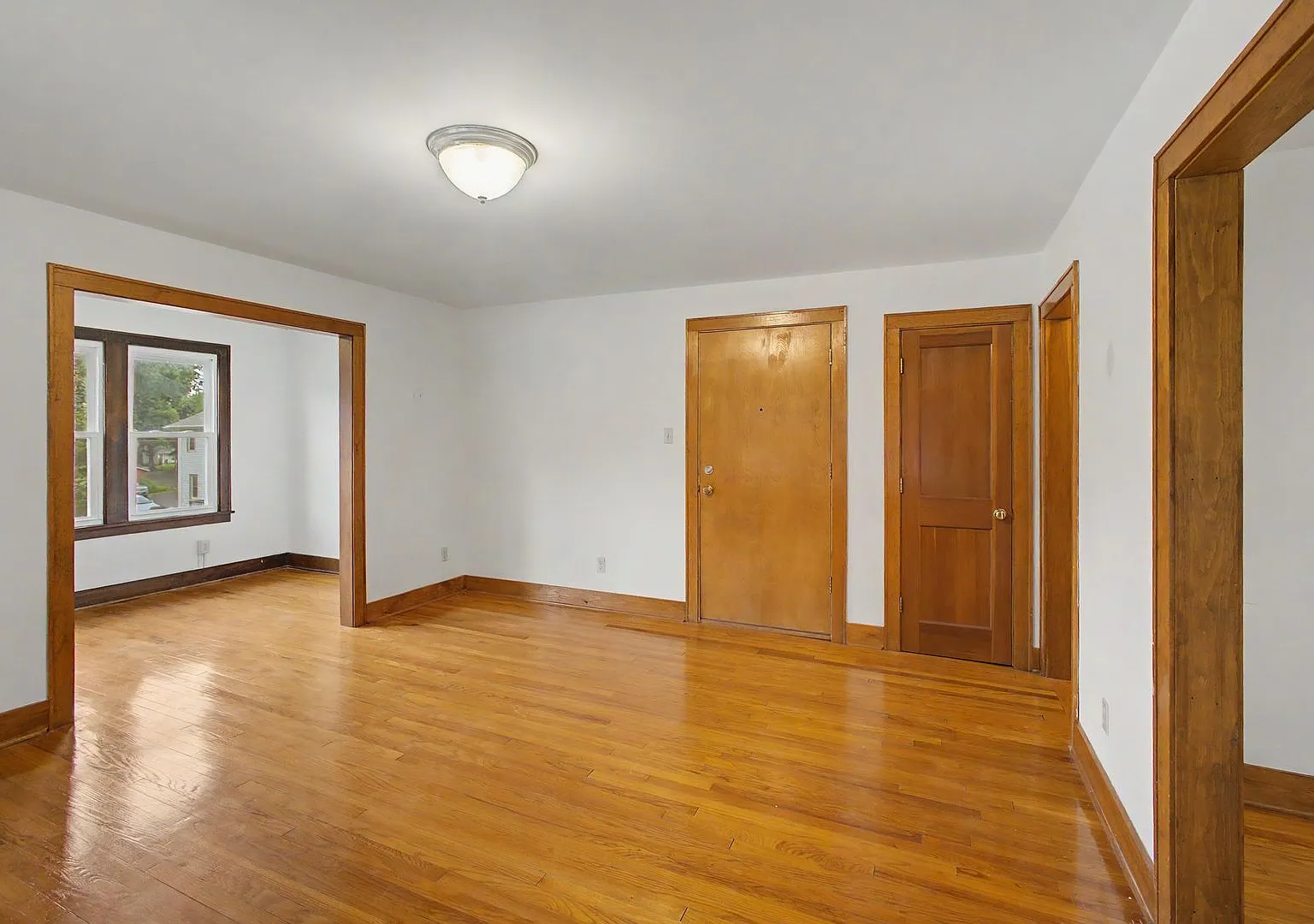 Charming 2 Bedroom, 1 Bathroom Home Near UIUC & Downtown Urbana — Photo 4