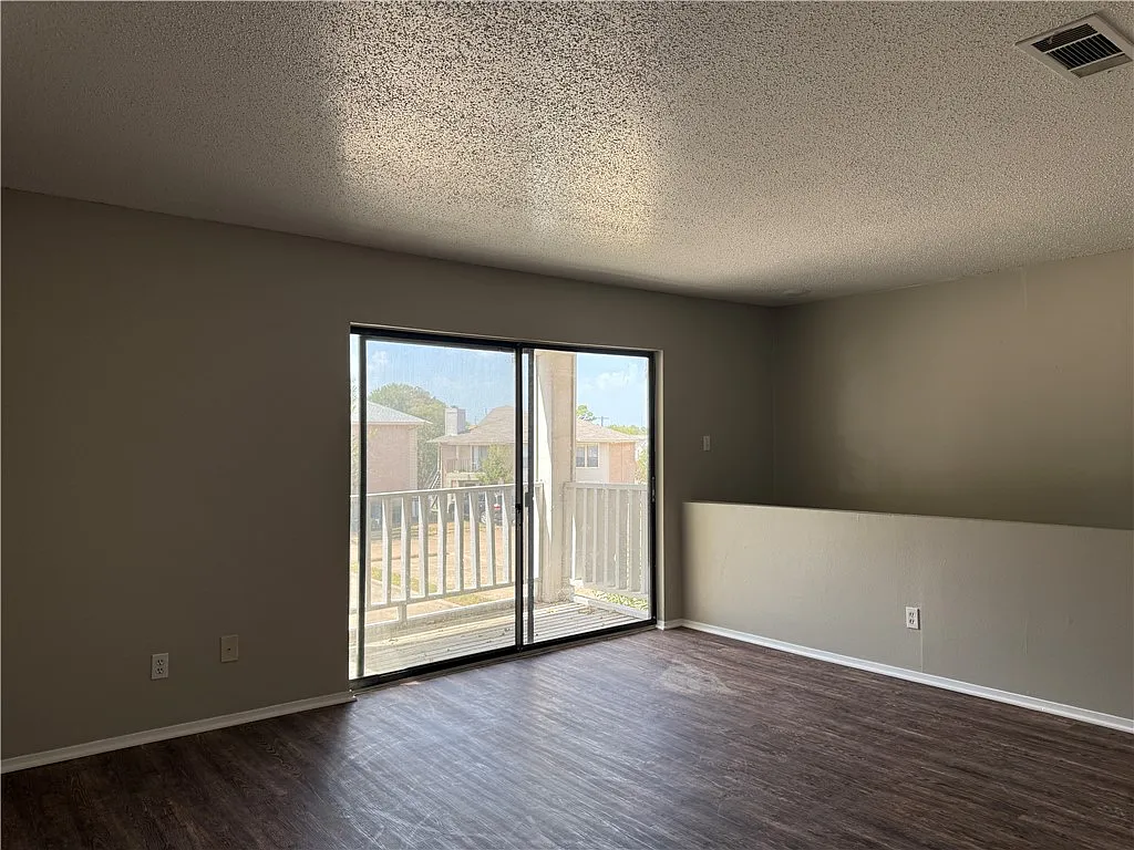 2 bed, 999 sqft, $1,300 — Photo 4