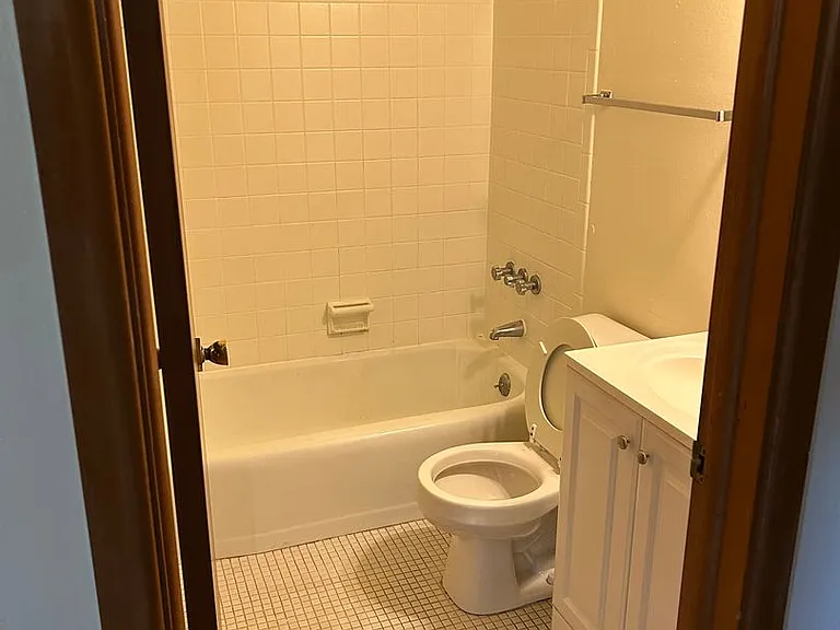 4215 S Vermont Ct — Photo 2