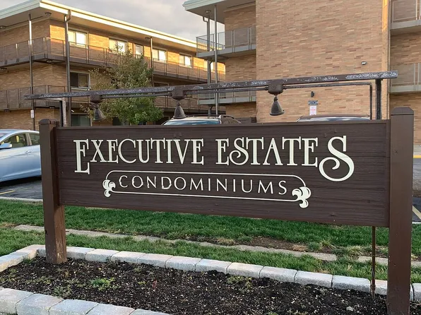 9618 W Higgins Rd APT 3C, Rosemont, IL 60018