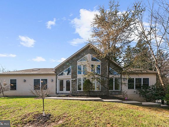 2nd image of 302 N Tulpehocken Rd